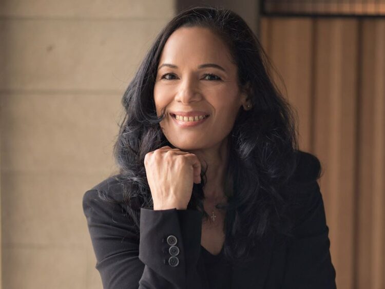 Persona trabajadora visiblemente agotada tras una larga jornada laboral, reflejando el impacto del estrés crónico y el burnout.