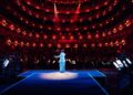 Nicki Nicole canta en el escenario del Teatro Colón acompañada por una orquesta sinfónica, durante un concierto que fusiona música urbana y arreglos clásicos.