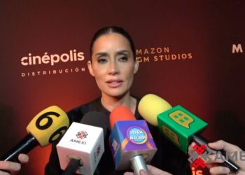 Paola Núñez posa ante medios durante la presentación de la película Venganza, donde destacó su orgullo por hacer cine de acción en México.