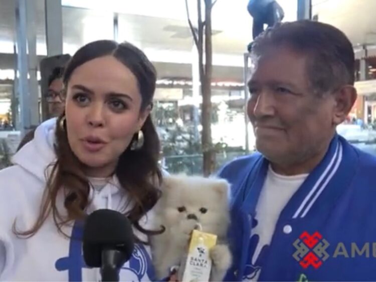 Juan Osorio y Eva Daniela posan juntos durante un encuentro con medios, sonríen mientras comparten detalles de su matrimonio y expresan su intención de agrandar la familia.