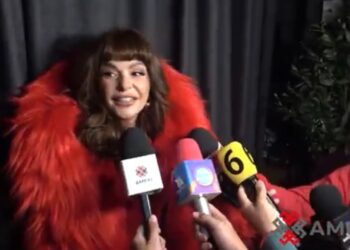 Bad Bunny durante su histórica presentación en el Apple Music Super Bowl LX Halftime Show, con una escenografía inspirada en Puerto Rico y elementos de la cultura latina.