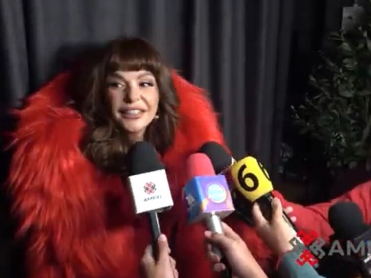 Bad Bunny durante su histórica presentación en el Apple Music Super Bowl LX Halftime Show, con una escenografía inspirada en Puerto Rico y elementos de la cultura latina.
