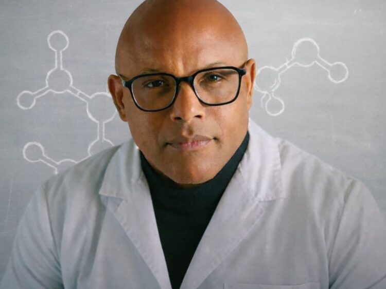 Persona de edad madura realizando una caminata rápida y enérgica al aire libre como forma de sprint adaptado para activar la juventud biológica.