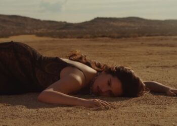 Imagen artística con estética retro-glam y escenario desértico que forma parte del universo visual del álbum LUX de Rosalía