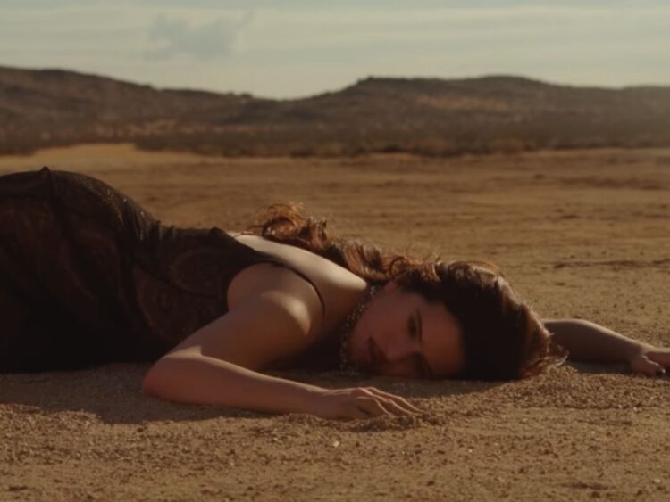 Imagen artística con estética retro-glam y escenario desértico que forma parte del universo visual del álbum LUX de Rosalía