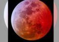 Eclipse lunar total con la Luna teñida de rojo intenso durante el fenómeno conocido como “Luna de Sangre”.