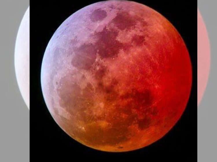 Eclipse lunar total con la Luna teñida de rojo intenso durante el fenómeno conocido como “Luna de Sangre”.