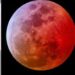 Eclipse lunar total con la Luna teñida de rojo intenso durante el fenómeno conocido como “Luna de Sangre”.