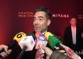 Omar Chaparro posa en la alfombra roja del estreno de Venganza, sonríe ante las cámaras mientras habla sobre su rehabilitación de rodilla.