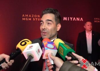 Omar Chaparro posa en la alfombra roja del estreno de Venganza, sonríe ante las cámaras mientras habla sobre su rehabilitación de rodilla.