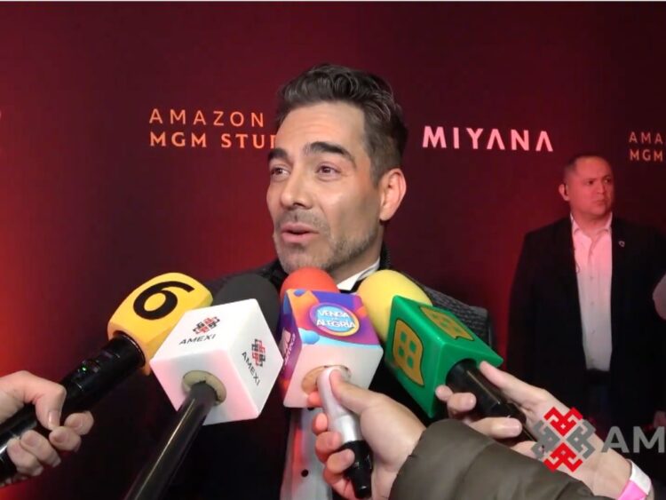Omar Chaparro posa en la alfombra roja del estreno de Venganza, sonríe ante las cámaras mientras habla sobre su rehabilitación de rodilla.