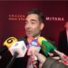 Omar Chaparro posa en la alfombra roja del estreno de Venganza, sonríe ante las cámaras mientras habla sobre su rehabilitación de rodilla.