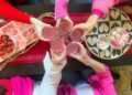 Grupo de amigas brinda durante un brunch para celebrar el Galentine’s Day el 13 de febrero.