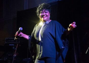 Rossi López posa sonriente durante una entrevista virtual, donde habla sobre su homenaje musical a Celia Cruz y su nueva etapa artística.