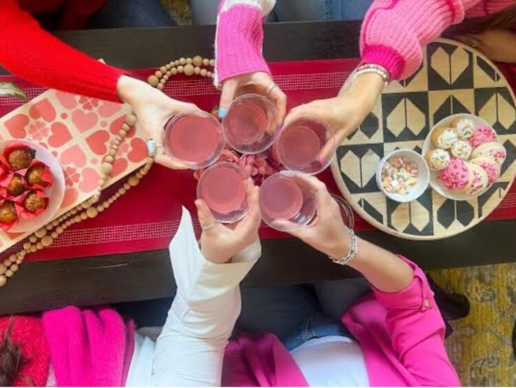 Grupo de amigas brinda durante un brunch para celebrar el Galentine’s Day el 13 de febrero.
