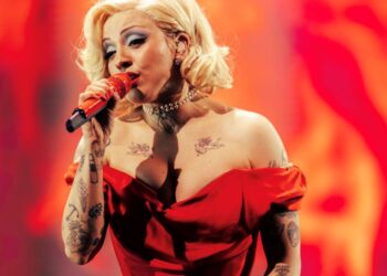 Mon Laferte sostiene la Gaviota de Platino en el escenario de la Quinta Vergara tras una ovación del público en el Festival de Viña del Mar.