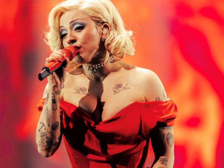 Mon Laferte sostiene la Gaviota de Platino en el escenario de la Quinta Vergara tras una ovación del público en el Festival de Viña del Mar.