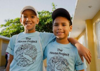 Evaluna Montaner aparece en un video de The House Project, llamando a garantizar educación y apoyo integral para niños en situación de vulnerabilidad.