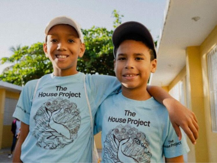 Evaluna Montaner aparece en un video de The House Project, llamando a garantizar educación y apoyo integral para niños en situación de vulnerabilidad.