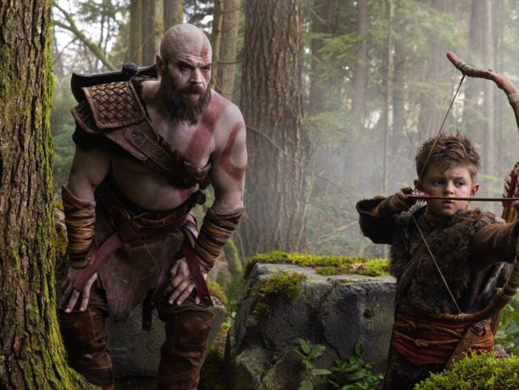 Ryan Hurst caracterizado como Kratos y Callum Vinson como Atreus en la primera imagen oficial de la serie God of War producida por Prime Video.