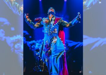 Christian Chávez canta en el escenario del Teatro Bradesco ante un público lleno en São Paulo durante su gira en Brasil.