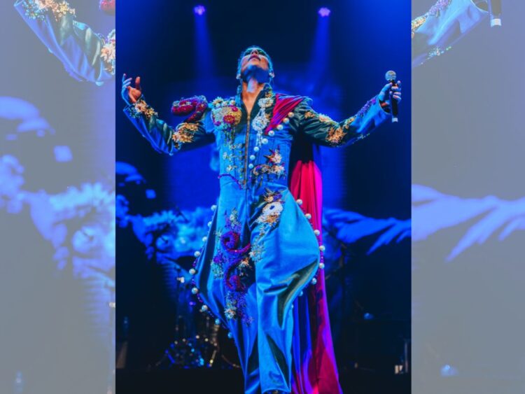 Christian Chávez canta en el escenario del Teatro Bradesco ante un público lleno en São Paulo durante su gira en Brasil.