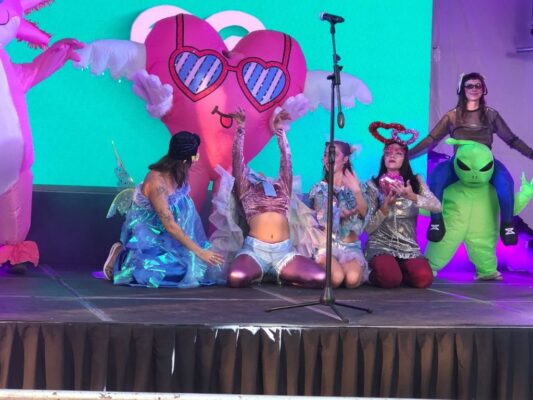 Daniela Fridman y Circe Camacho durante la inauguración del Festival del Amor en el Jardín Morelos, acompañadas de familias asistentes.
