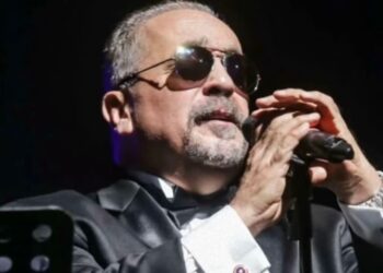 Músico de salsa en presentación pública, rodeado de atención mediática ante reportes sobre su estado de salud.