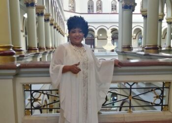 La cantante panameña Rossi López interpreta a capela un fragmento de “Gracias a la vida”, canción que incluirá en su próximo álbum en versión son cubano.