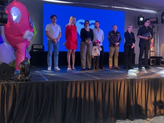 Daniela Fridman y Circe Camacho durante la inauguración del Festival del Amor en el Jardín Morelos, acompañadas de familias asistentes.