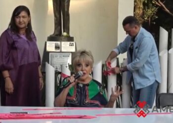 Escenario con fotografías, flores y público reunido durante un homenaje musical dedicado a un icónico cantante mexicano.