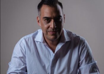 Ramón Medina sostiene el reconocimiento a Mejor Guión del Tombstone Film Festival durante la premiación en Arizona.