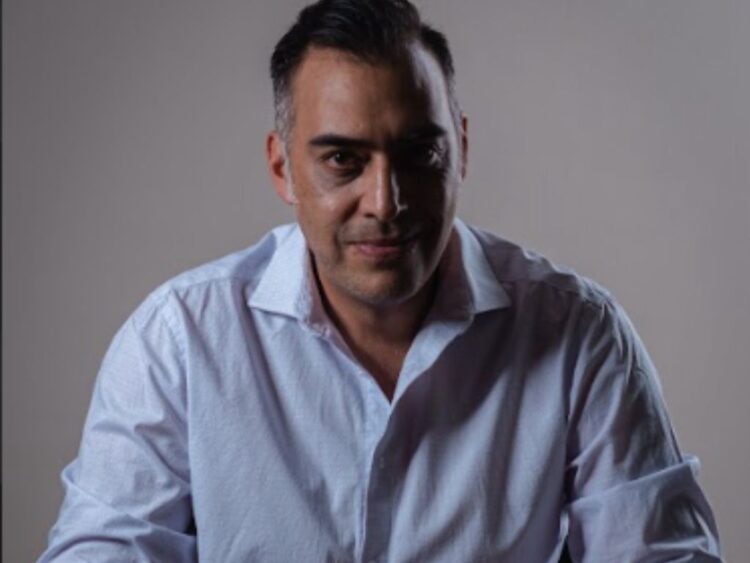 Ramón Medina sostiene el reconocimiento a Mejor Guión del Tombstone Film Festival durante la premiación en Arizona.