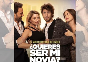Juanpa Zurita y Ludwika Paleta posan juntos durante la presentación de la película ¿Quieres ser mi novia?