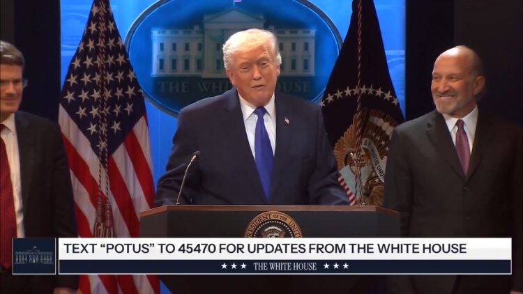 Trump desafía fallo de Corte y anuncia arancel global de 10%