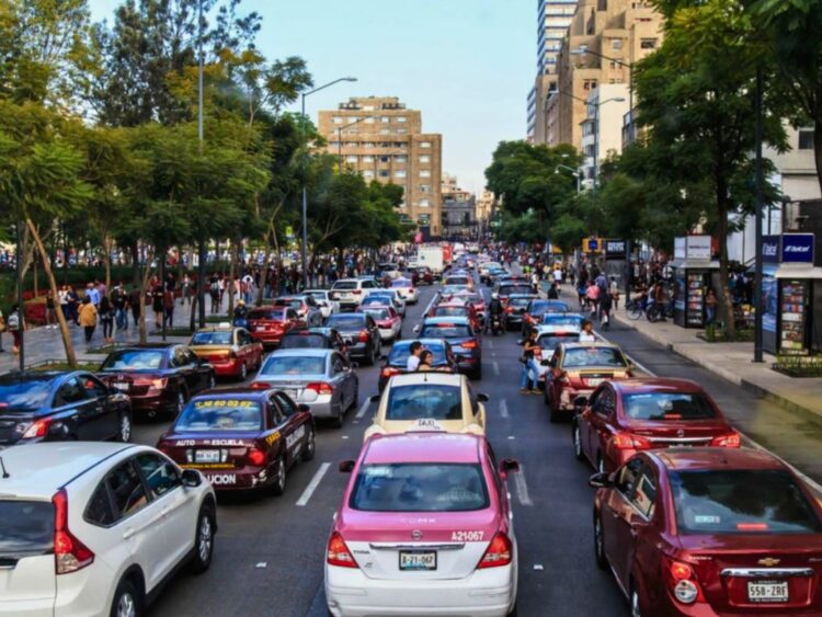 El Hoy No Circula del 20 de febrero restringe la circulación de vehículos con engomado azul y placas con terminación 9 o 0.