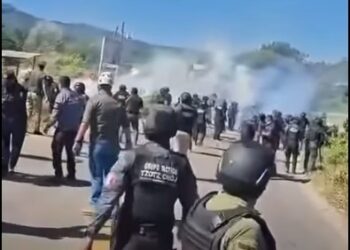 Un operativo de desalojo en el municipio de Ocosingo dejó un saldo de cuatro policías heridos.