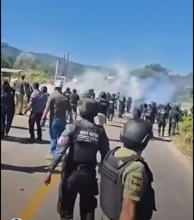 Un operativo de desalojo en el municipio de Ocosingo dejó un saldo de cuatro policías heridos.