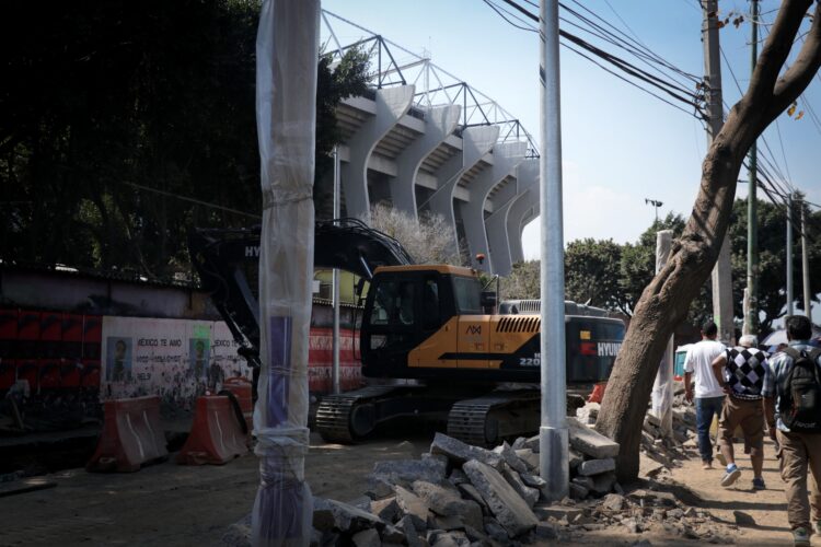 Maquinaria pesada trabaja en obras del Trolebús cerca del Estadio Azteca en Coyoacán