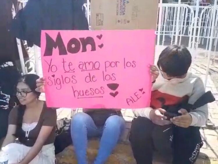 Fans de Mon Laferte durmieron en malecón de Veracruz