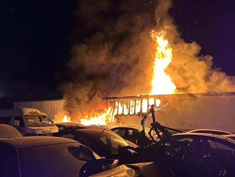 Grúas Hidalgo se niega a pagar daños a vehículos por incendio en Tizayuca