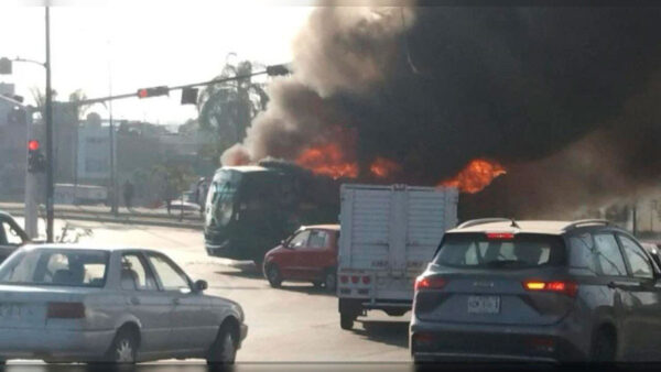Continúan quemas de vehículos y negocios en Jalisco