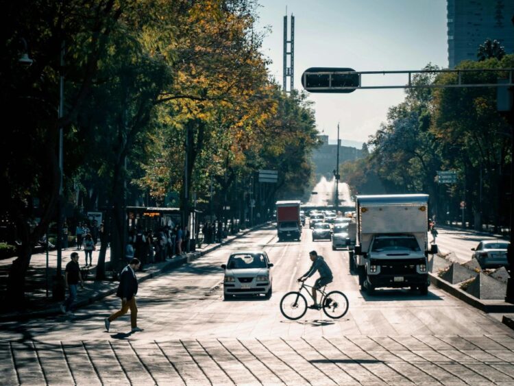 Hoy No Circula del 4 de febrero autos con engomado rojo descansan este miércoles