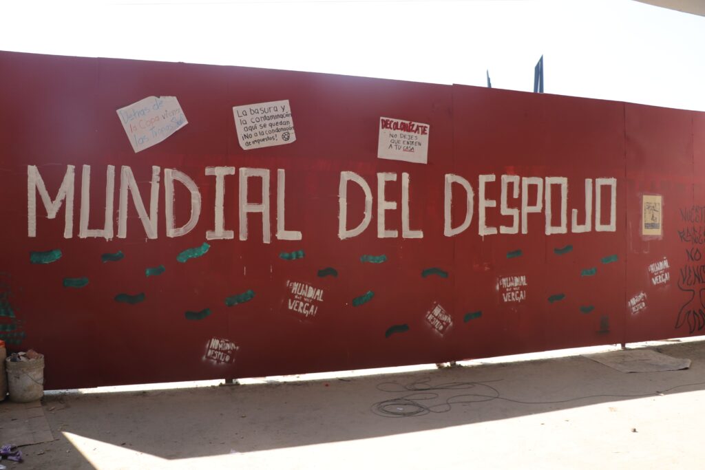 Pinta con la frase “Mundial del despojo” contra obras rumbo al Mundial 2026 cerca del Estadio Azteca