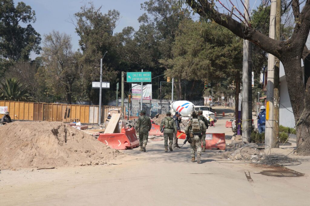 Elementos de seguridad resguardan obras del Trolebús Línea 14 en Coyoacán