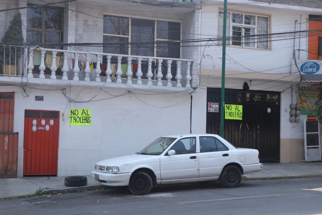 Casas en los Pedregales de Coyoacán con carteles contra el Trolebús Línea 14