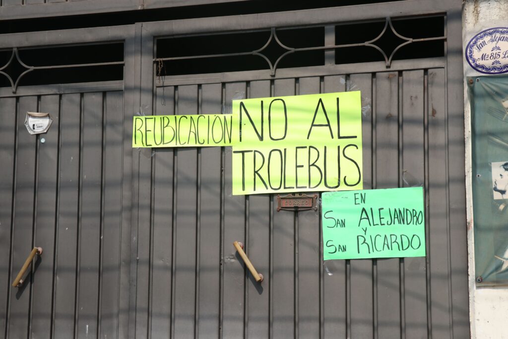 Habitantes colocaron mantas rechazando el paso del Trolebús por calles angostas cerca del Estadio Azteca.