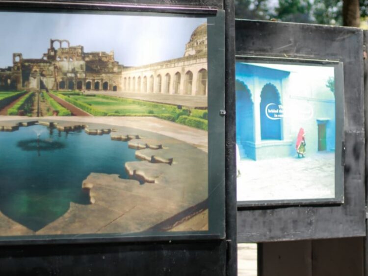 La exposición “India. El Horizonte Infinito” reúne 20 fotografías sobre arquitectura, paisajes y ciudades del país asiático en Paseo de la Reforma. | AMEXI/FOTO: cultura.cdmx.gob.mx