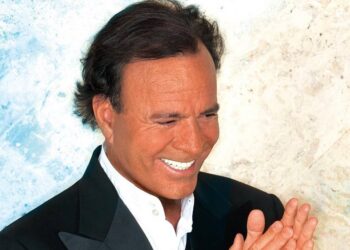 Julio Iglesias demanda a la vicepresidenta de España por acusaciones públicas tras escándalo