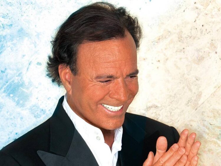 Julio Iglesias demanda a la vicepresidenta de España por acusaciones públicas tras escándalo